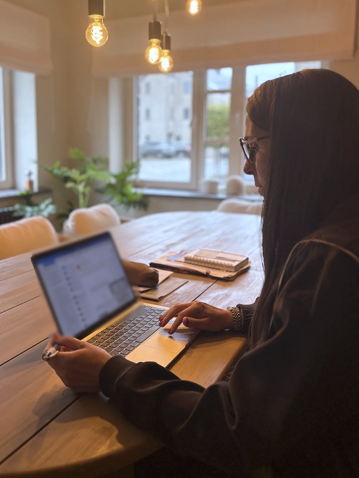 Élise Fosséprez, de profil, concentrée sur son ordinateur portable